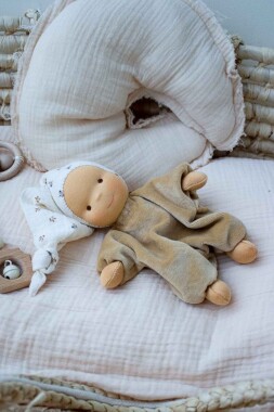 Minischlamperle camel mit Blümchenmütze 22 cm