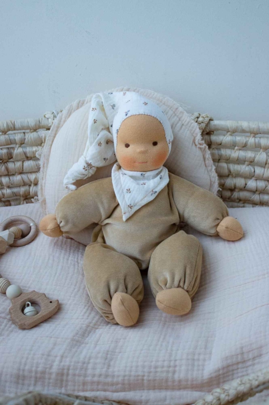 Schlummerchen camel mit Bl&uuml;mchenm&uuml;tze und Halstuch 32 cm