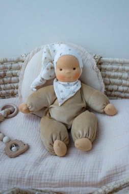 Schlummerchen camel mit Blümchenmütze und...