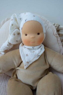 Schlummerchen camel mit Blümchenmütze und Halstuch 32 cm