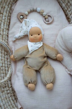 Schlummerchen camel mit Blümchenmütze und Halstuch 32 cm