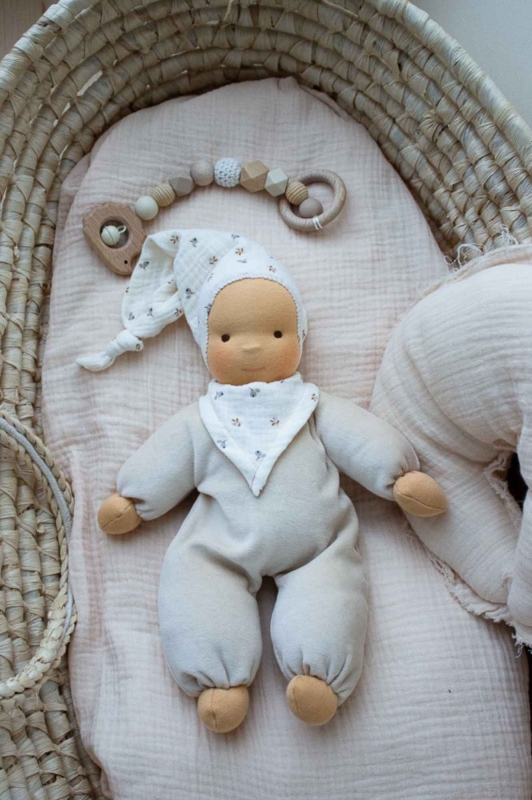 Schlummerchen sand mit Bl&uuml;mchenm&uuml;tze und Halstuch 32 cm