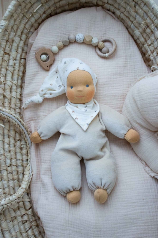 Schlummerchen sand mit Bl&uuml;mchenm&uuml;tze und Halstuch 32 cm