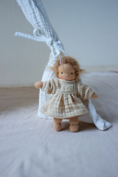 Minilie Mädchen im sesamtfarbenen Kleid 12 cm