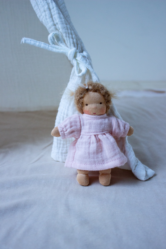 Minilie M&auml;dchen im apricottfarbenen Kleid 12 cm