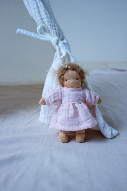 Minilie Mädchen im apricottfarbenen Kleid 12 cm