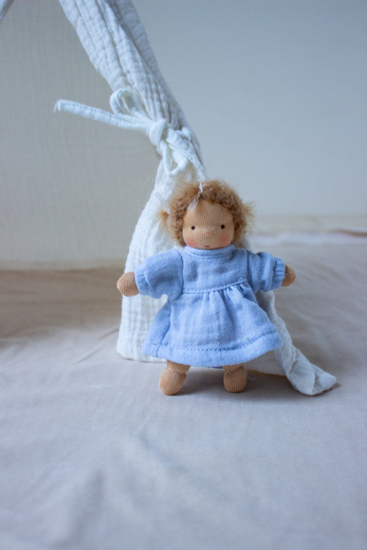 Minilie M&auml;dchen im hellblauen Kleid 12 cm