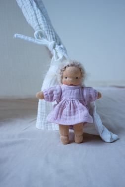 Minilie Mädchen im rosatfarbenen Kleid 12 cm