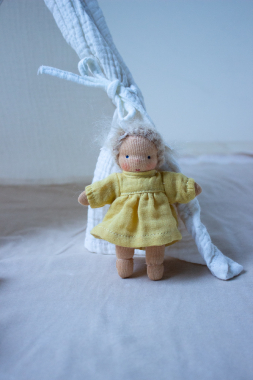 Minilie Mädchen im gelben Kleid 12 cm