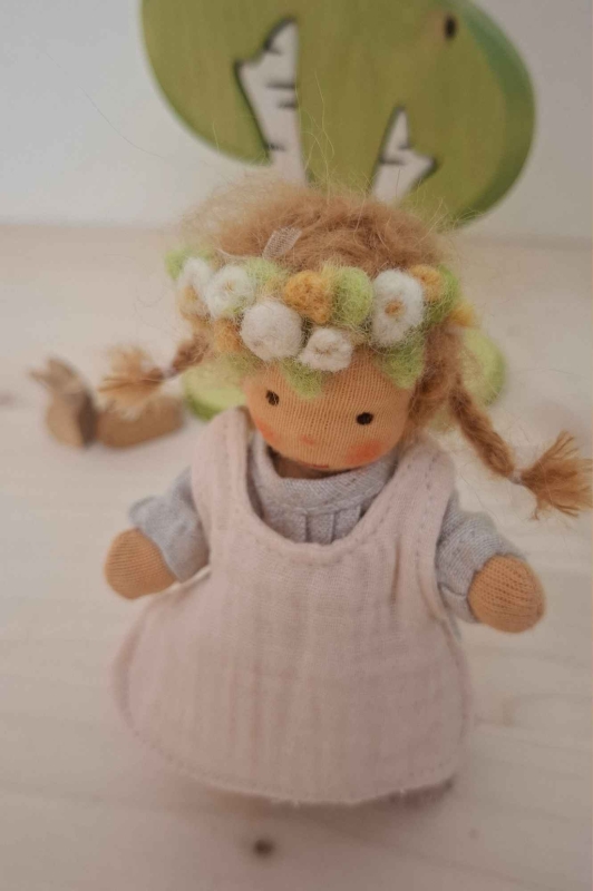 Biegep&uuml;ppchen - Schwedenkind mit Blumenkranz