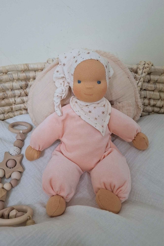 Schlummerchen pfirsich mit Bl&uuml;mchenm&uuml;tze und Halstuch 32 cm