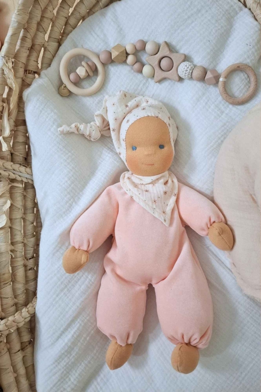 Schlummerchen pfirsich mit Bl&uuml;mchenm&uuml;tze und Halstuch 32 cm