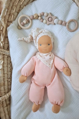 Schlummerchen pfirsich mit Blümchenmütze und Halstuch 32 cm