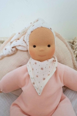 Schlummerchen pfirsich mit Blümchenmütze und Halstuch 32 cm