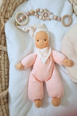Schlummerchen pfirsich mit Blümchenmütze und Halstuch 32 cm