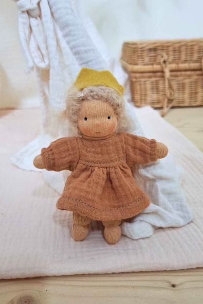 Minilie Mädchen im zimtifarbenen Kleid mit Krönchen 12 cm