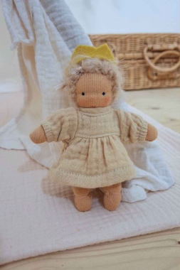 Minilie Mädchen im sesamfarbenen Kleid mit...