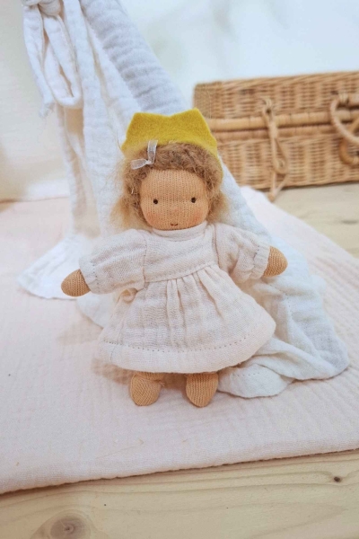 Minilie Mädchen im sesamfarbenen Kleid mit Krönchen 12 cm