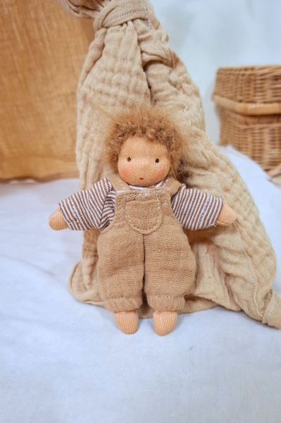 Minilie Junge im gestreiften Pullover und camelfarbener Latzhose 12 cm