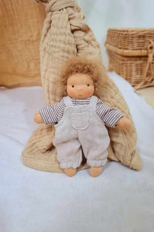 Minilie Junge im gestreiften Pullover und beigelfarbener Latzhose 12 cm