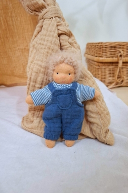 Minilie Junge im gestreiften Pullover und blauer Latzhose...
