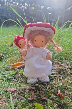 Biegepüppchen Fliegenpilz-Mama mit Baby mit Tragetasche