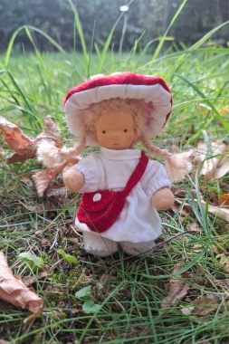 Biegepüppchen Fliegenpilz-Mädchen mit Tasche