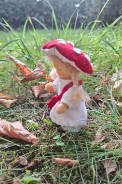 Biegepüppchen Fliegenpilz-Mädchen mit Tasche