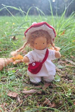 Biegepüppchen Fliegenpilz-Mädchen mit Tasche