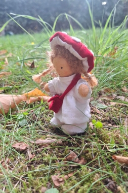 Biegepüppchen Fliegenpilz-Mädchen mit Tasche