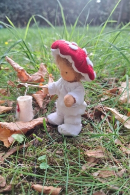 Biegepüppchen Fliegenpilz-Junge mit Laterne