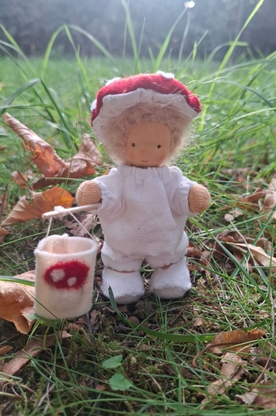 Biegepüppchen Fliegenpilz-Junge mit Laterne