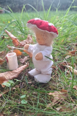 Biegepüppchen Fliegenpilz-Junge mit Laterne