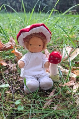 Biegepüppchen Fliegenpilz-Papa mit Fliegenpilz