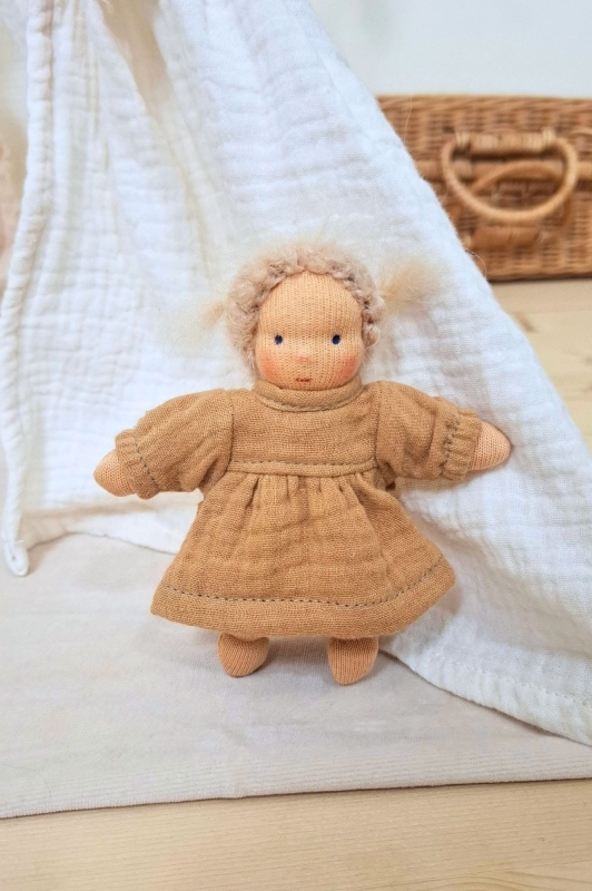 Minilie M&auml;dchen im camelfarbenen Kleid 12 cm