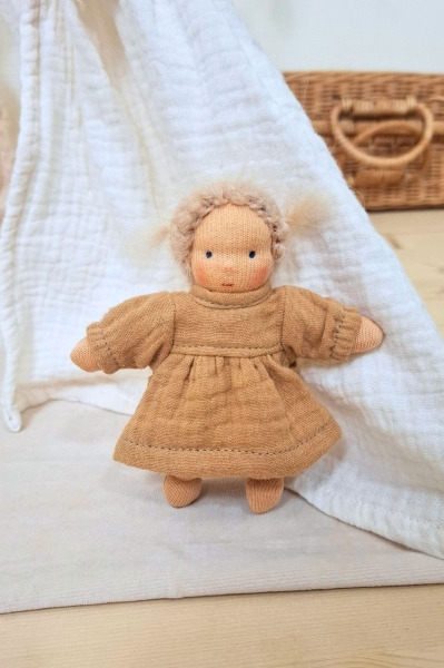 Minilie Mädchen im camelfarbenen Kleid 12 cm