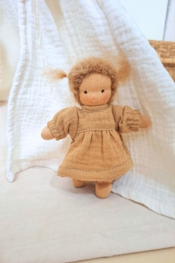 Minilie Mädchen im camelfarbenen Kleid 12 cm