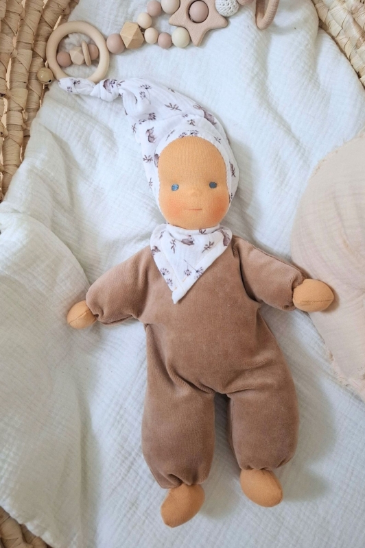 Schlummerchen braun mit Maus und H&auml;schen-M&uuml;tze und Halstuch 32 cm