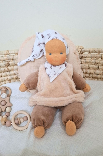 Schlummerchen braun mit Maus und Häschen-Mütze und Halstuch 32 cm