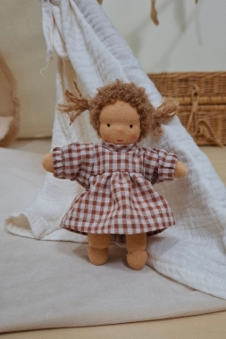 Minilie Mädchen im rotkarierten Kleid mit...
