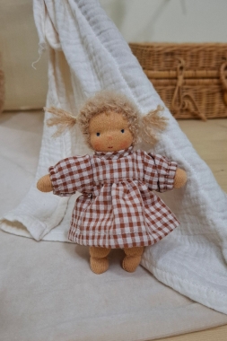Minilie Mädchen im rotkarierten Kleid mit blonden...