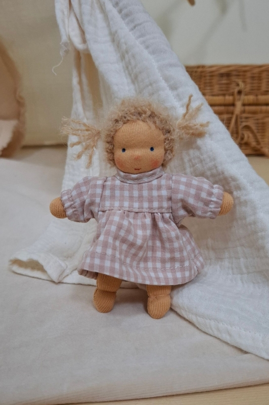 Minilie M&auml;dchen im rosakarierten Kleid mit blonden Haaren12 cm