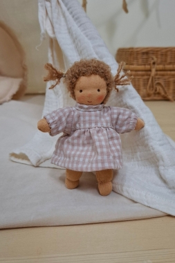 Minilie Mädchen im rosakarierten Kleid mit...